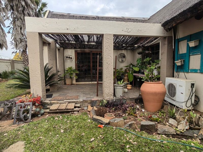 Thatch family home for sale in Parys - Photo 3