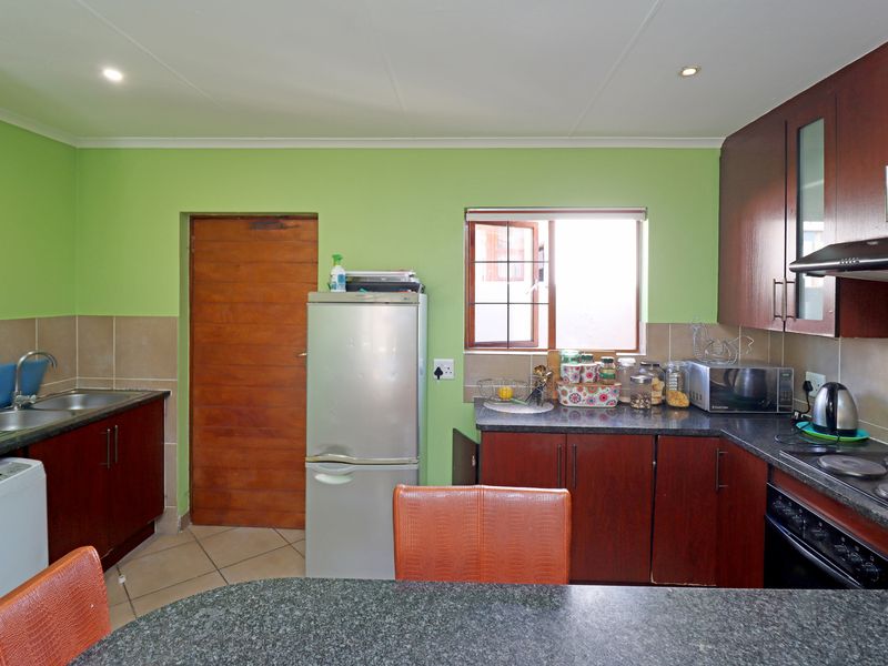 Sole Mandate – Stunning 3 Bedroom Townhouse in Sought-After Thatchfield Hill Estate! - Photo 8