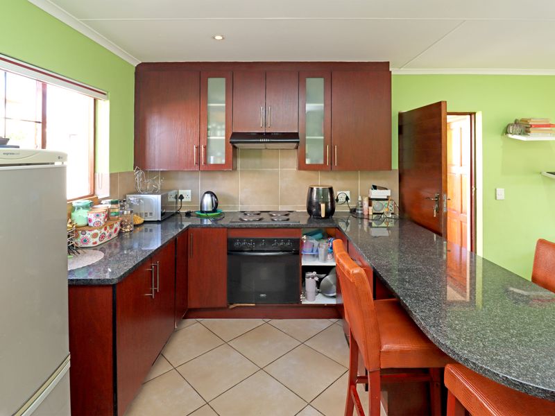 Sole Mandate – Stunning 3 Bedroom Townhouse in Sought-After Thatchfield Hill Estate! - Photo 10