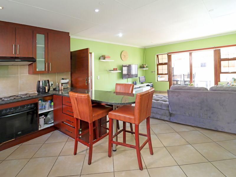 Sole Mandate – Stunning 3 Bedroom Townhouse in Sought-After Thatchfield Hill Estate! - Photo 9