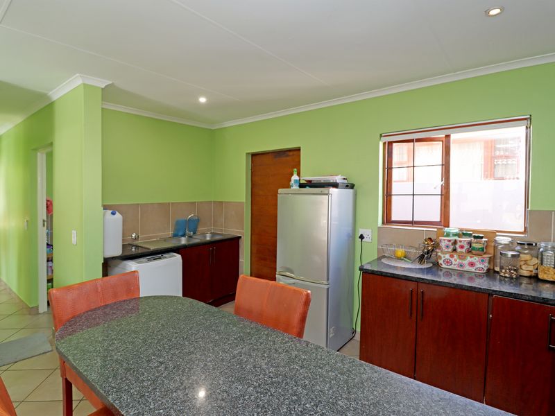 Sole Mandate – Stunning 3 Bedroom Townhouse in Sought-After Thatchfield Hill Estate! - Photo 7