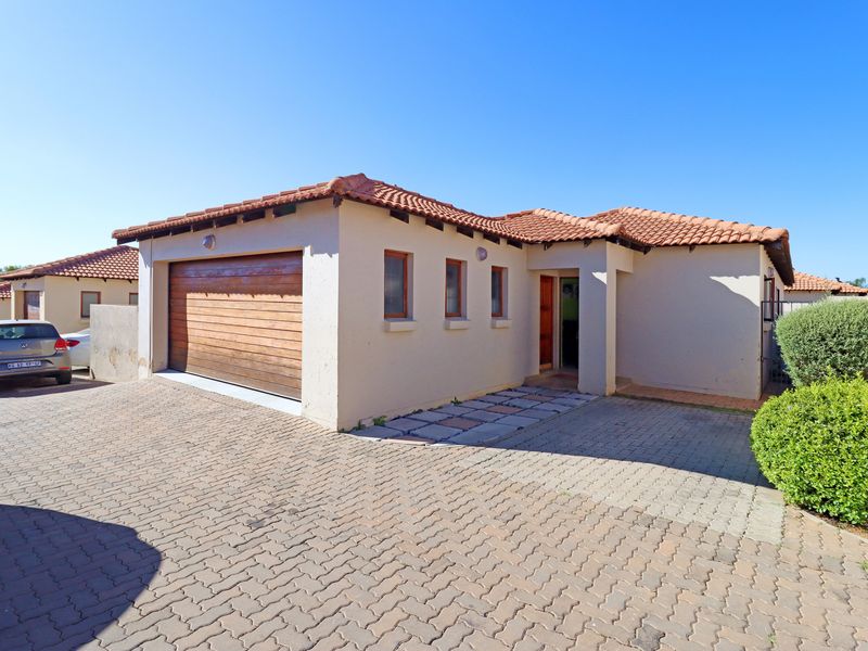 Sole Mandate – Stunning 3 Bedroom Townhouse in Sought-After Thatchfield Hill Estate! - Photo 3