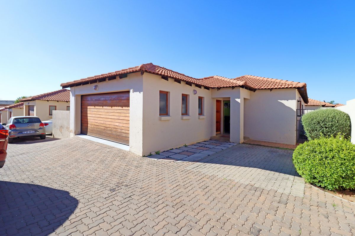 Sole Mandate – Stunning 3 Bedroom Townhouse in Sought-After Thatchfield Hill Estate! - Photo 3