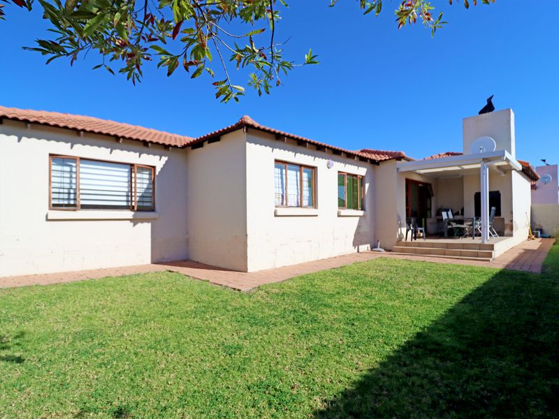 Sole Mandate – Stunning 3 Bedroom Townhouse in Sought-After Thatchfield Hill Estate! - Photo 2