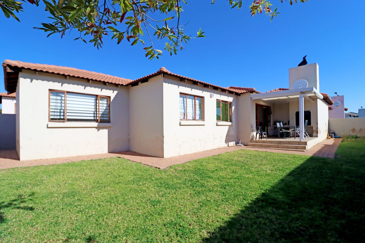 Sole Mandate – Stunning 3 Bedroom Townhouse in Sought-After Thatchfield Hill Estate! - Photo 2