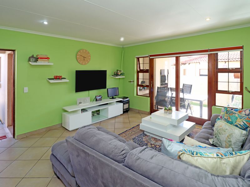 Sole Mandate – Stunning 3 Bedroom Townhouse in Sought-After Thatchfield Hill Estate! - Photo 4