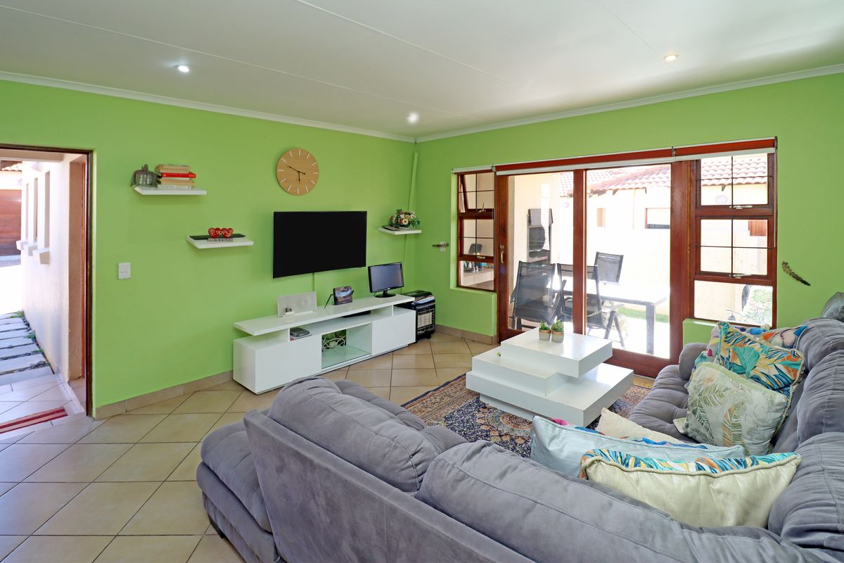 Sole Mandate – Stunning 3 Bedroom Townhouse in Sought-After Thatchfield Hill Estate! - Photo 4