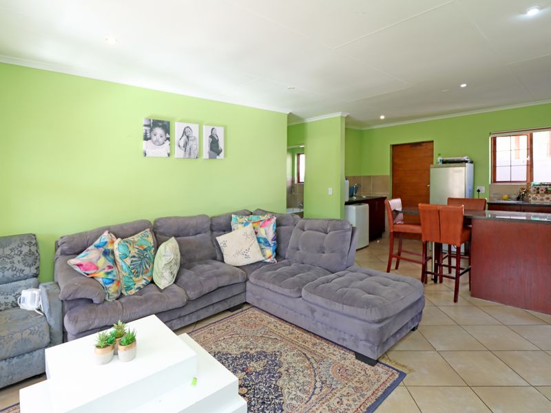 Sole Mandate – Stunning 3 Bedroom Townhouse in Sought-After Thatchfield Hill Estate! - Photo 5