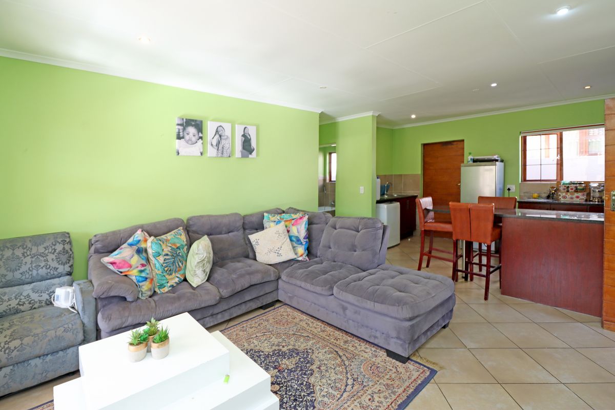 Sole Mandate – Stunning 3 Bedroom Townhouse in Sought-After Thatchfield Hill Estate! - Photo 5