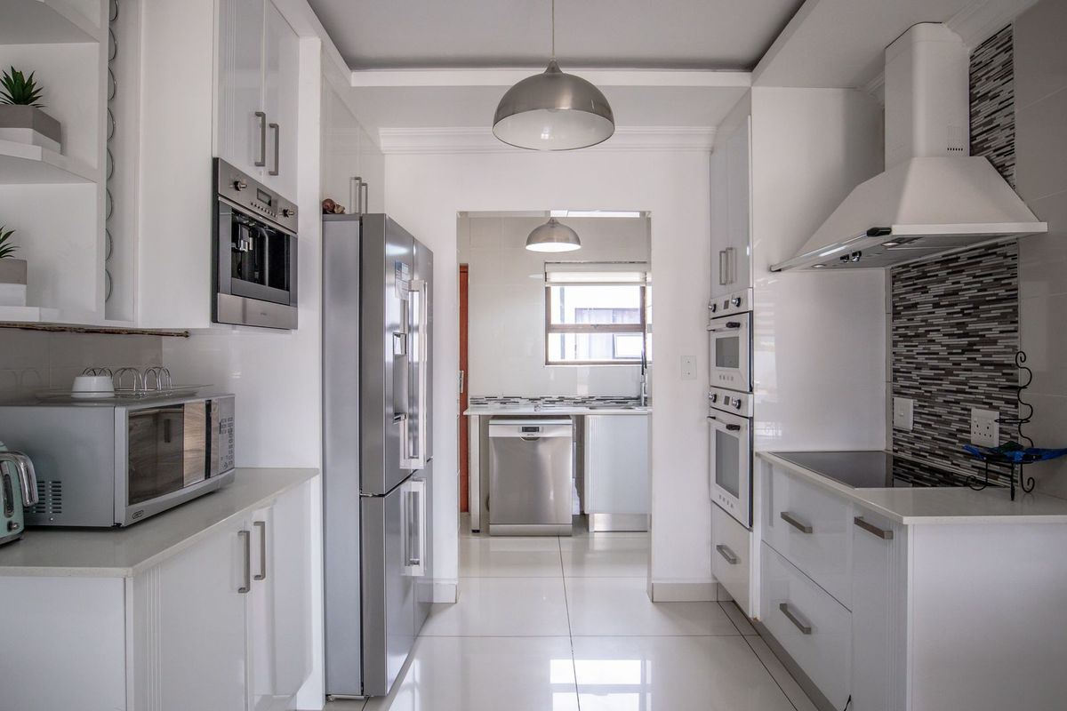 ELEGANT 6-BEDROOM HOME IN PRESTIGIOUS ESTATE - Photo 5