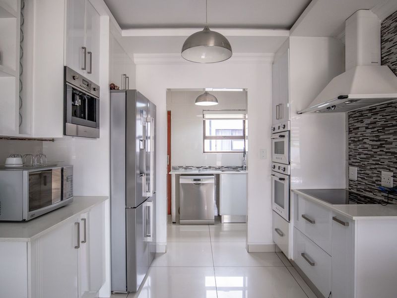 ELEGANT 6-BEDROOM HOME IN PRESTIGIOUS ESTATE - Photo 5