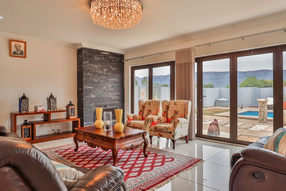 ELEGANT 6-BEDROOM HOME IN PRESTIGIOUS ESTATE - Photo 2