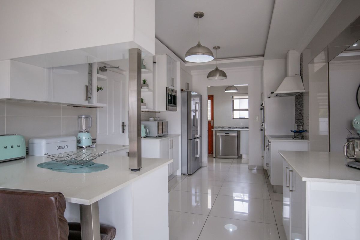 ELEGANT 6-BEDROOM HOME IN PRESTIGIOUS ESTATE - Photo 3