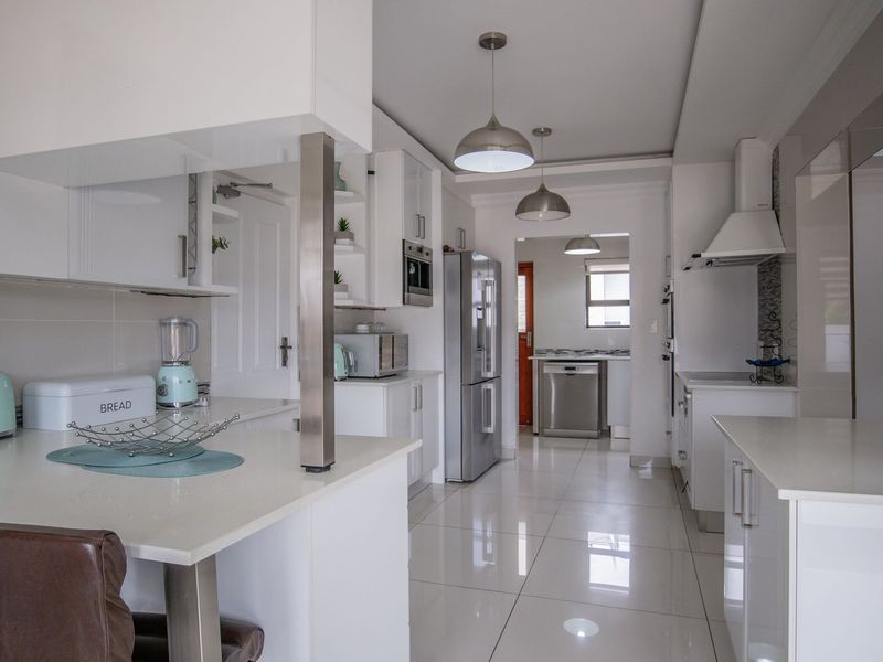 ELEGANT 6-BEDROOM HOME IN PRESTIGIOUS ESTATE - Photo 3