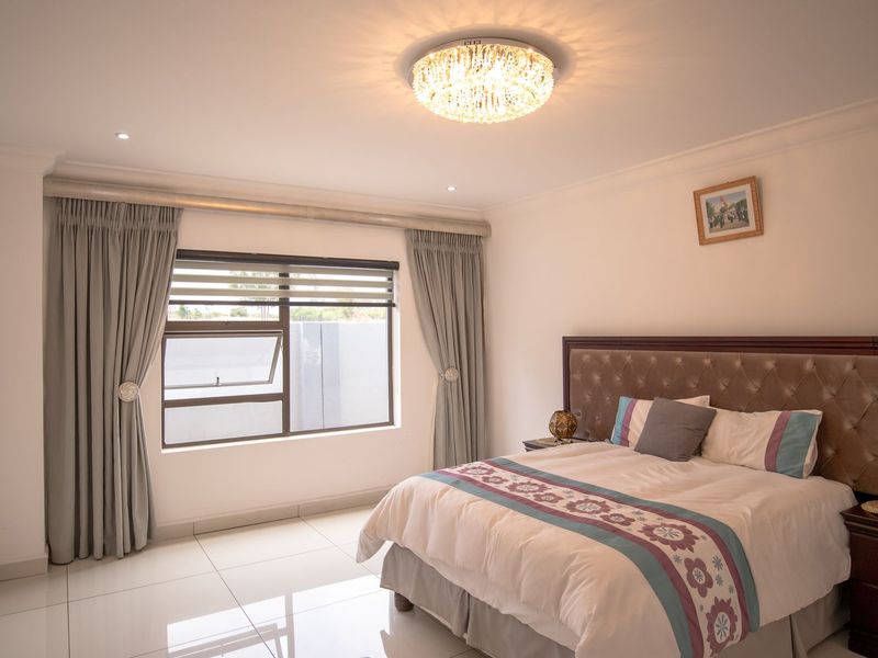 ELEGANT 6-BEDROOM HOME IN PRESTIGIOUS ESTATE - Photo 10