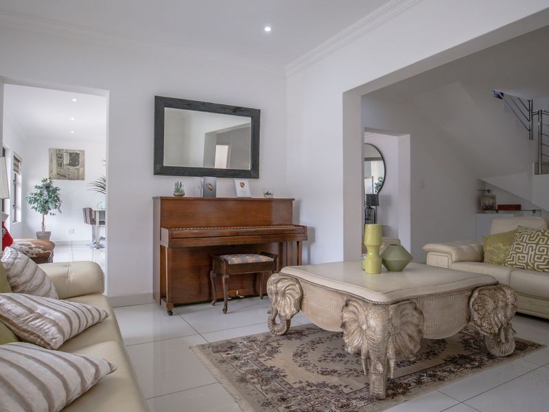 ELEGANT 6-BEDROOM HOME IN PRESTIGIOUS ESTATE - Photo 9