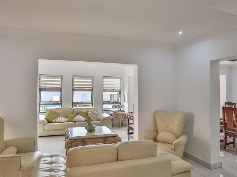 ELEGANT 6-BEDROOM HOME IN PRESTIGIOUS ESTATE - Photo 8