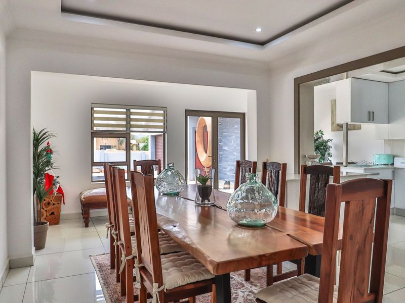 ELEGANT 6-BEDROOM HOME IN PRESTIGIOUS ESTATE - Photo 7