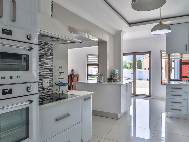 ELEGANT 6-BEDROOM HOME IN PRESTIGIOUS ESTATE - Photo 6