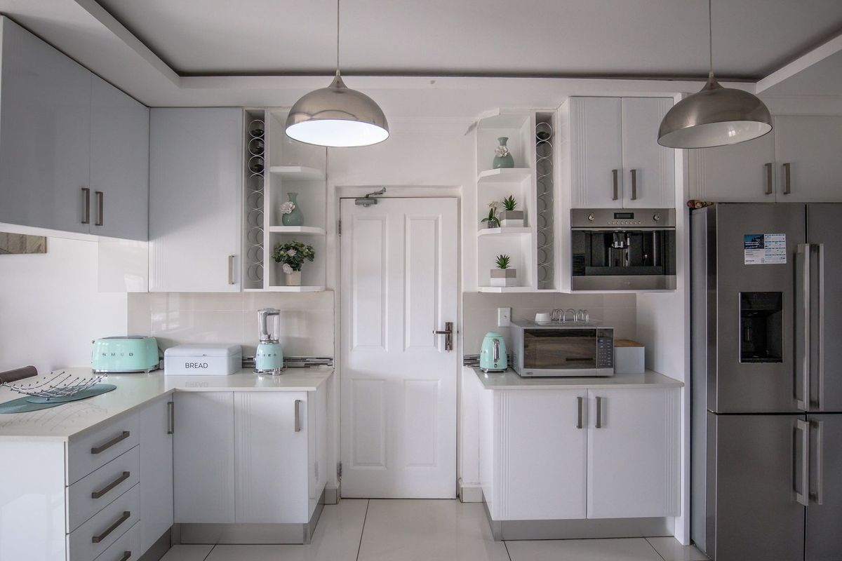 ELEGANT 6-BEDROOM HOME IN PRESTIGIOUS ESTATE - Photo 4