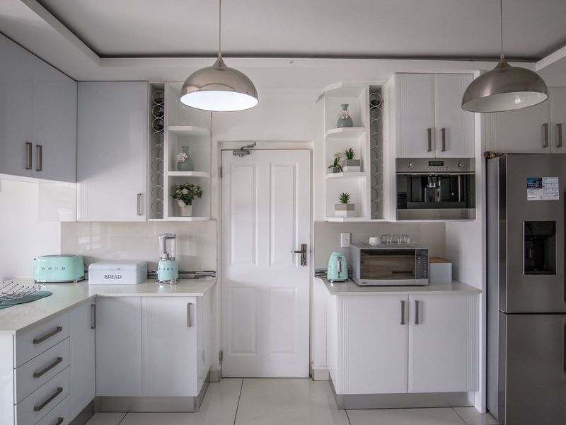 ELEGANT 6-BEDROOM HOME IN PRESTIGIOUS ESTATE - Photo 4