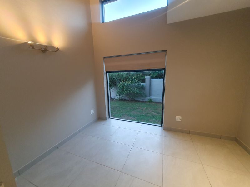 Front row sea retreat - Photo 9