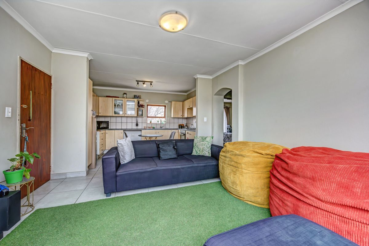 Stunning 2 bedroom 1 Bath sectional title for sale in Eagle Trace Estate, Sandton - Photo 4