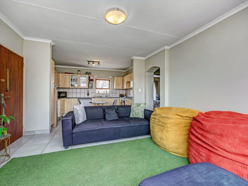 Stunning 2 bedroom 1 Bath sectional title for sale in Eagle Trace Estate, Sandton - Photo 4