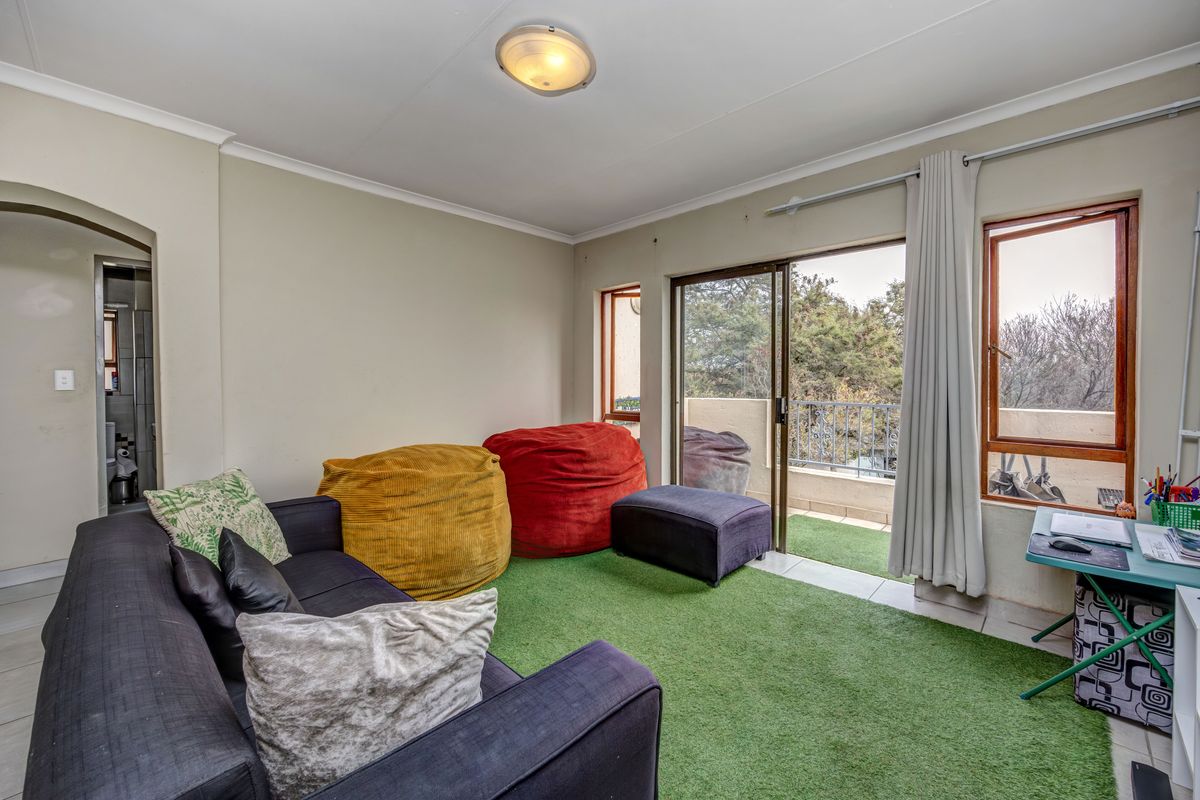 Stunning 2 bedroom 1 Bath sectional title for sale in Eagle Trace Estate, Sandton - Photo 5