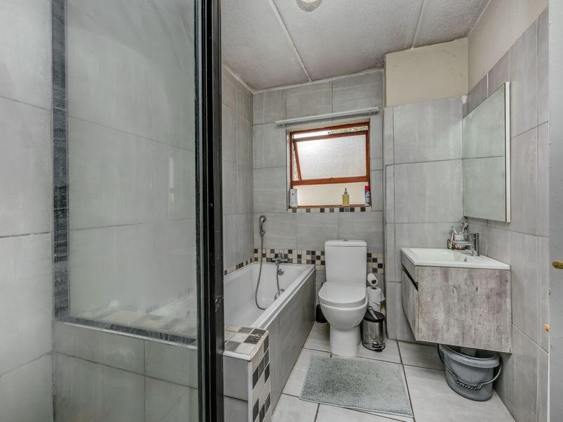 Stunning 2 bedroom 1 Bath sectional title for sale in Eagle Trace Estate, Sandton - Photo 10