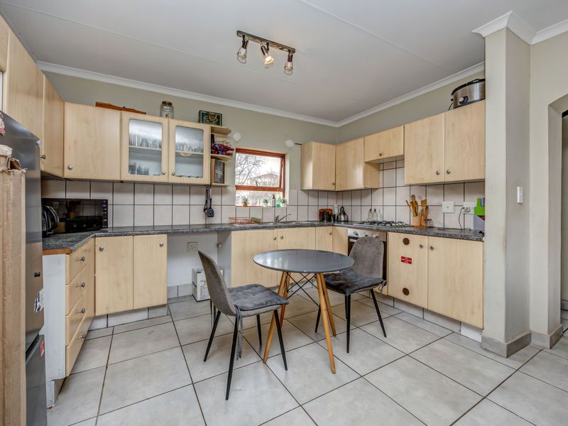 Stunning 2 bedroom 1 Bath sectional title for sale in Eagle Trace Estate, Sandton - Photo 6