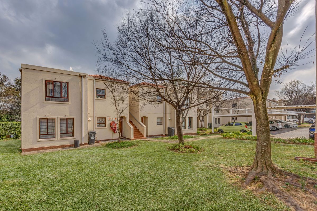 Stunning 2 bedroom 1 Bath sectional title for sale in Eagle Trace Estate, Sandton - Photo 3