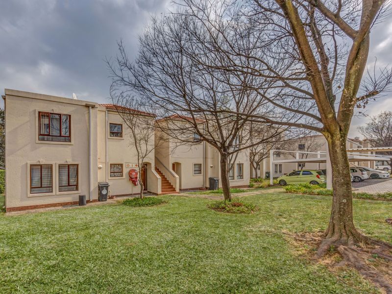 Stunning 2 bedroom 1 Bath sectional title for sale in Eagle Trace Estate, Sandton - Photo 3