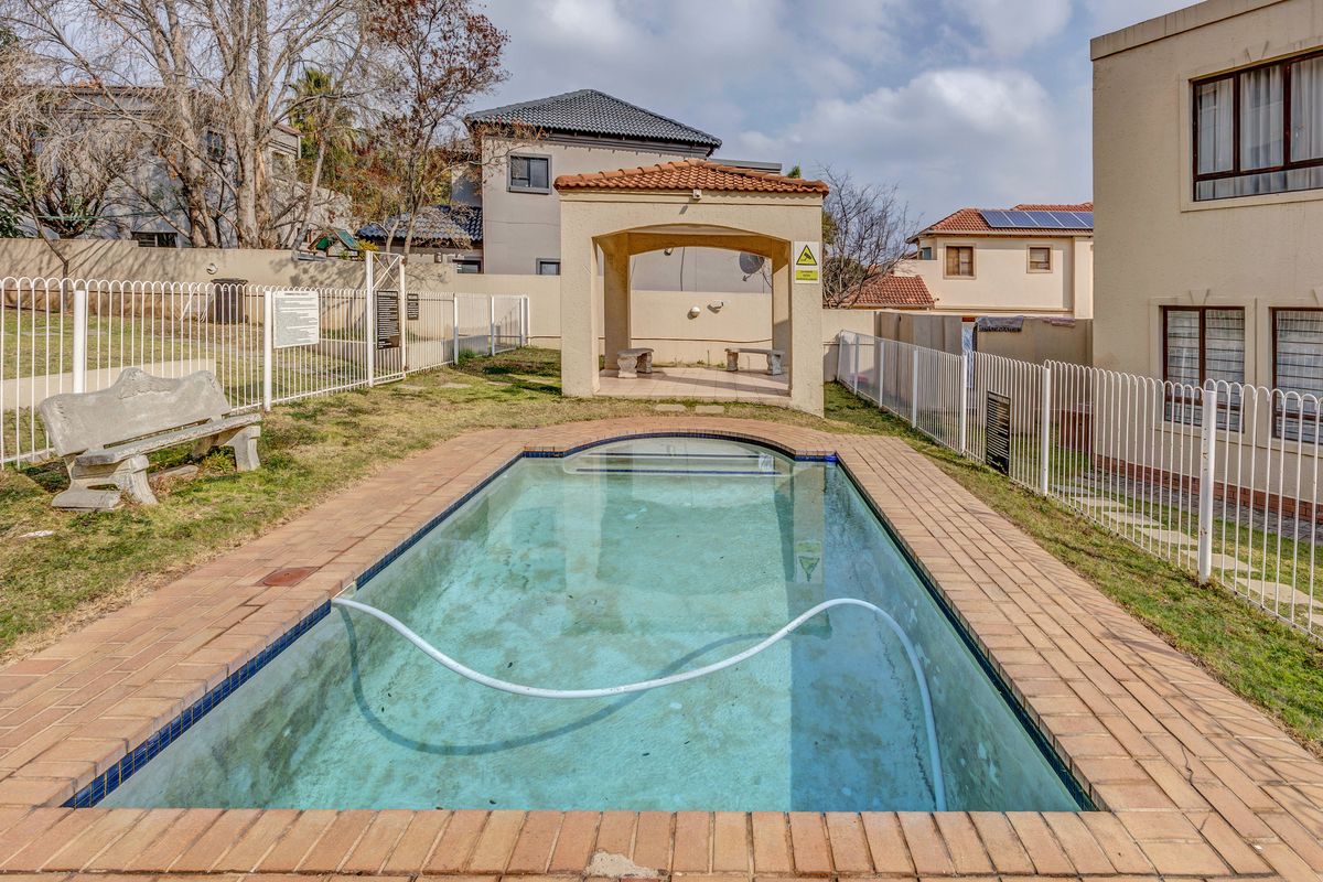 Stunning 2 bedroom 1 Bath sectional title for sale in Eagle Trace Estate, Sandton - Photo 2