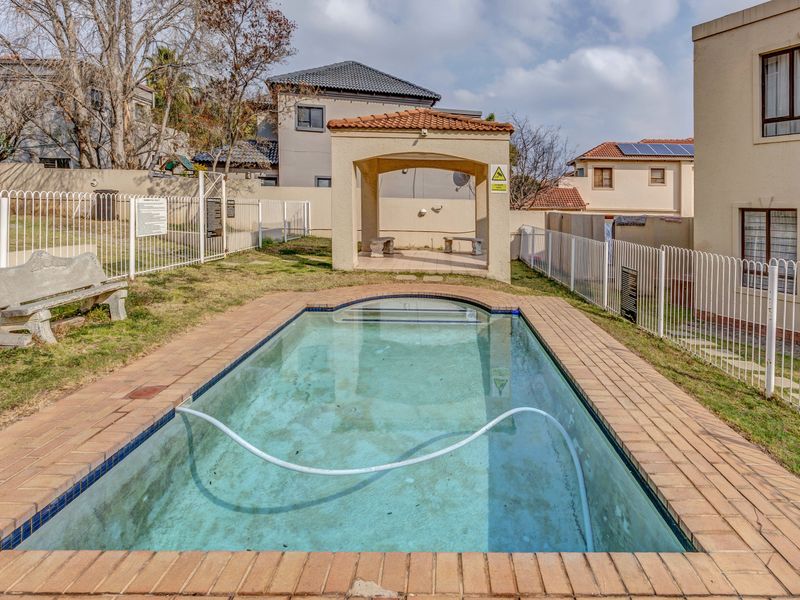 Stunning 2 bedroom 1 Bath sectional title for sale in Eagle Trace Estate, Sandton - Photo 2