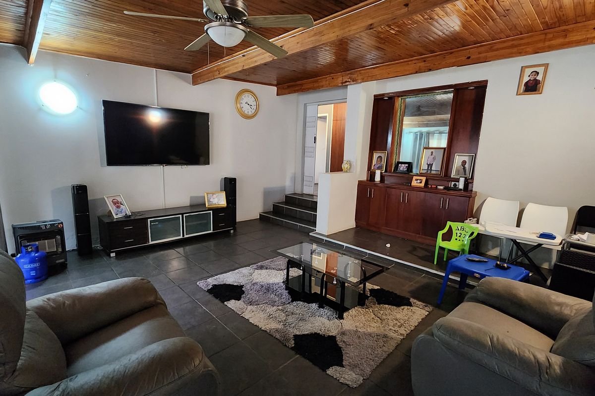 Spacious Family Home Offering Comfort, Style and Ample Living Space - Photo 4