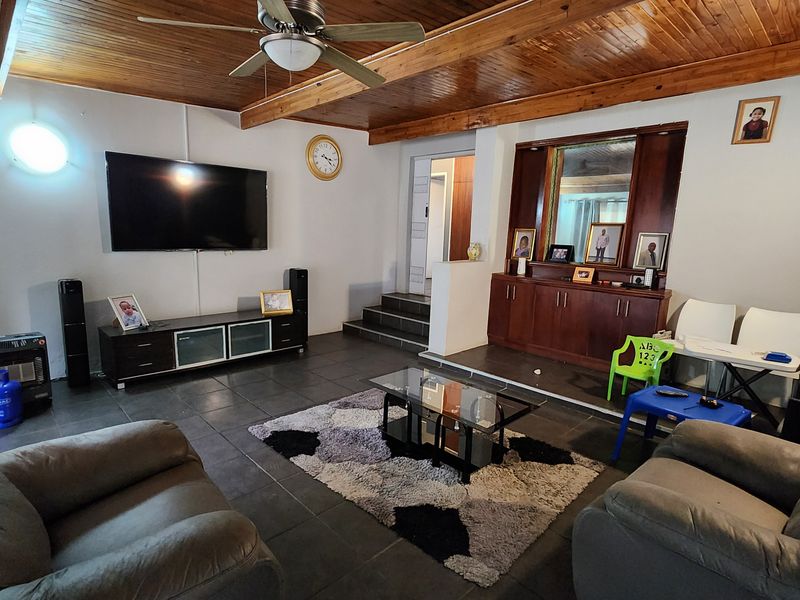 Spacious Family Home Offering Comfort, Style and Ample Living Space - Photo 4