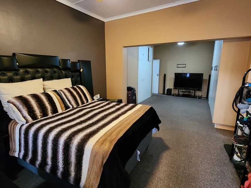 Spacious Family Home Offering Comfort, Style and Ample Living Space - Photo 6