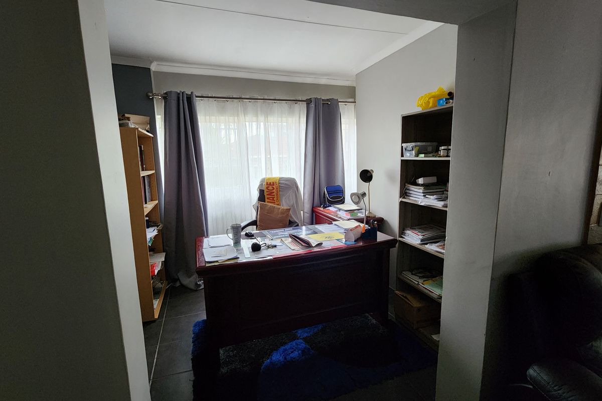 Spacious Family Home Offering Comfort, Style and Ample Living Space - Photo 5