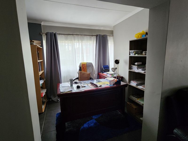 Spacious Family Home Offering Comfort, Style and Ample Living Space - Photo 5