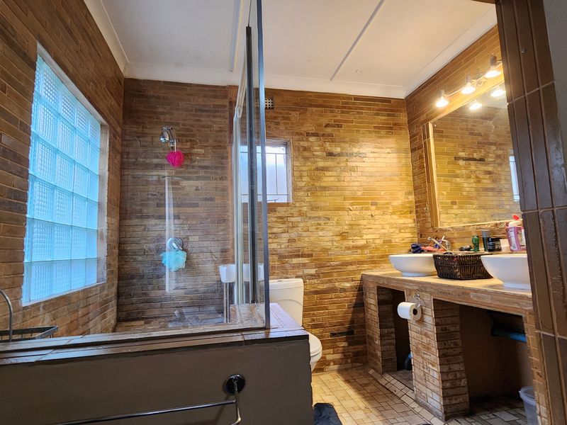 Spacious Family Home Offering Comfort, Style and Ample Living Space - Photo 10