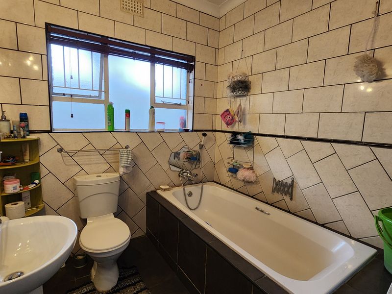 Spacious Family Home Offering Comfort, Style and Ample Living Space - Photo 8