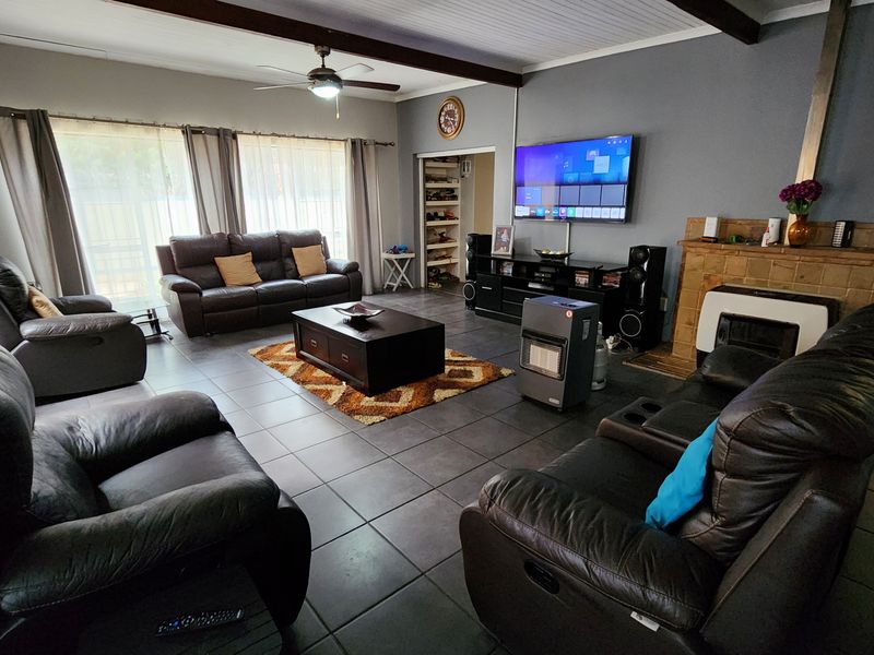 Spacious Family Home Offering Comfort, Style and Ample Living Space - Photo 3