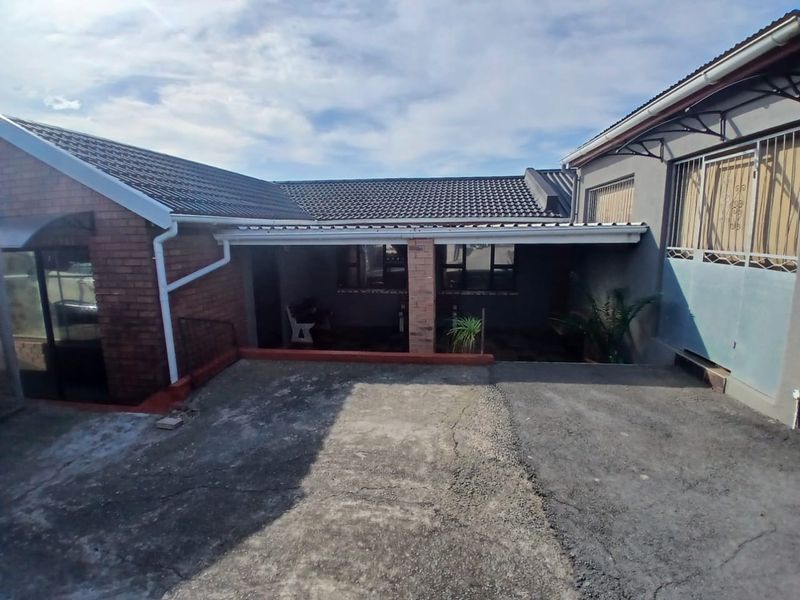 Serene Haven in Gompo East London: A Secure and Stylish Home - Photo 5