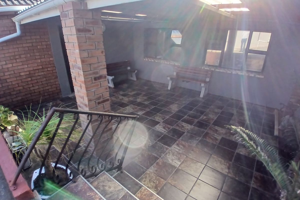 Serene Haven in Gompo East London: A Secure and Stylish Home - Photo 3