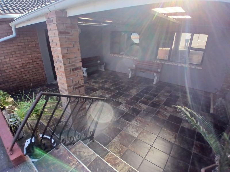 Serene Haven in Gompo East London: A Secure and Stylish Home - Photo 3