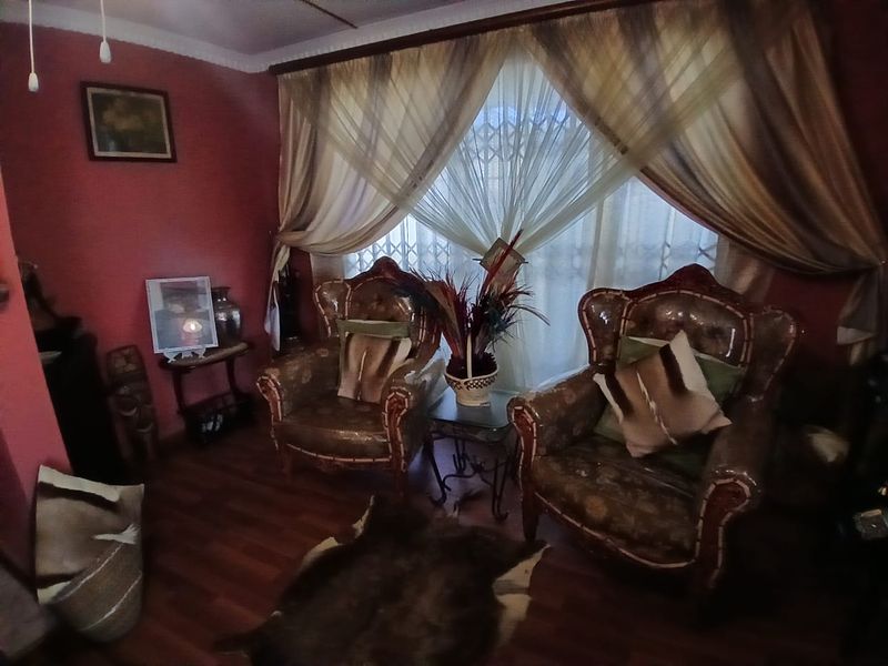 Serene Haven in Gompo East London: A Secure and Stylish Home - Photo 10