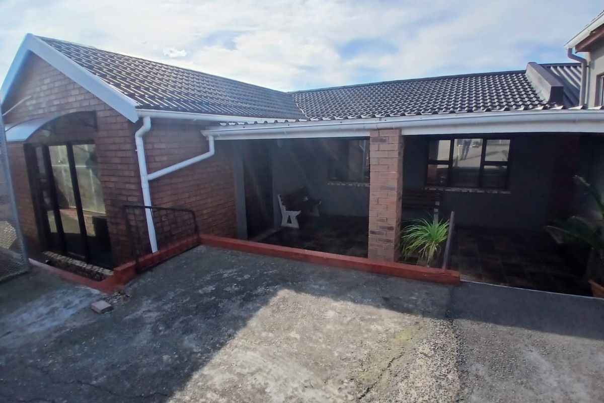 Serene Haven in Gompo East London: A Secure and Stylish Home - Photo 2