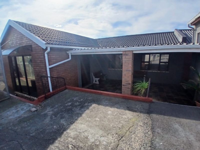 Serene Haven in Gompo East London: A Secure and Stylish Home - Photo 2