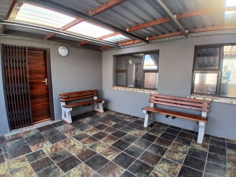 Serene Haven in Gompo East London: A Secure and Stylish Home - Photo 9